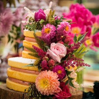 Naked Cake com flores nobres (decoração: Renata Paraíso)