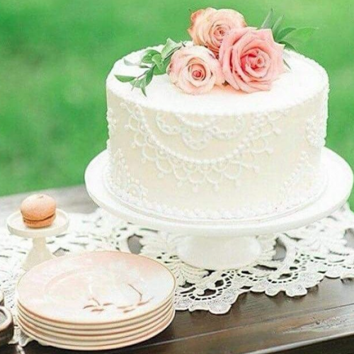 bolo branco simples com rosas