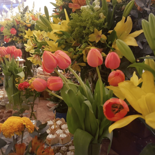 Mesa de doces com tulipas