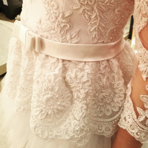 detalhes da cintura do vestido de noiva
