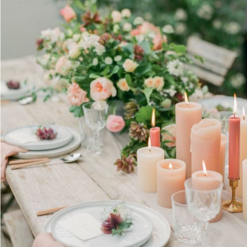 Decoração de mesa em tons de rosa e pêssego