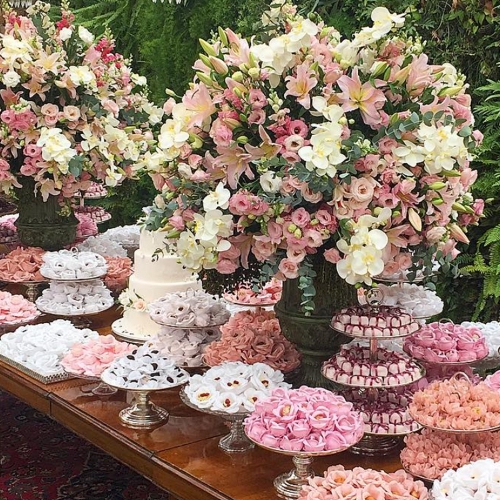 Mesa de doces rosa e branca