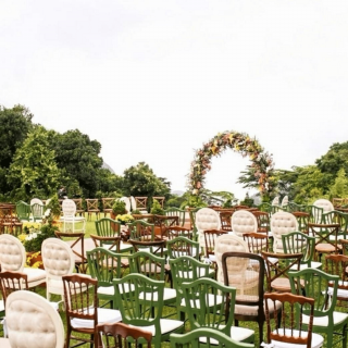 Mix de cadeiras para cerimônia ao ar livre