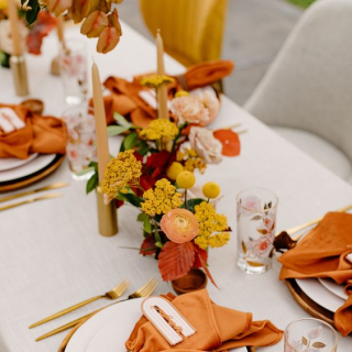 Decoração de mesa em tons de laranja com inspiração retrô