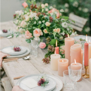 Decoração de mesa em tons de rosa e pêssego